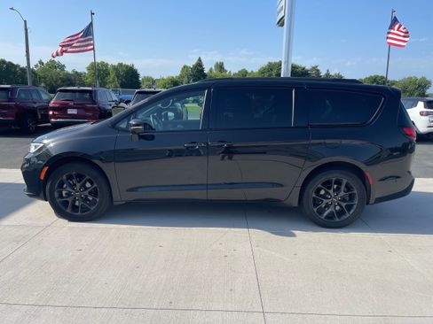 Used 2023 Chrysler Pacifica Touring-L w/ S Appearance Package AWD/4WD image 5