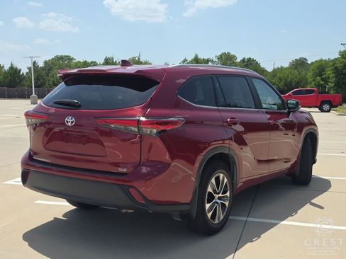 Used 2023 Toyota Highlander XLE FWD image 5