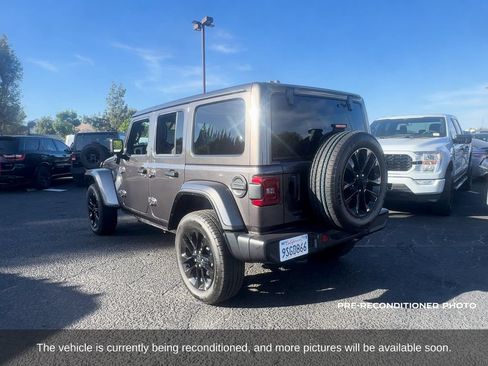 Used 2025 Jeep Wrangler Unlimited Sahara w/ Safety Group AWD/4WD image 3
