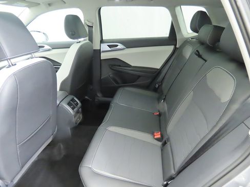 Certified 2025 Volkswagen Taos SE w/ Panoramic Sunroof Package image 19