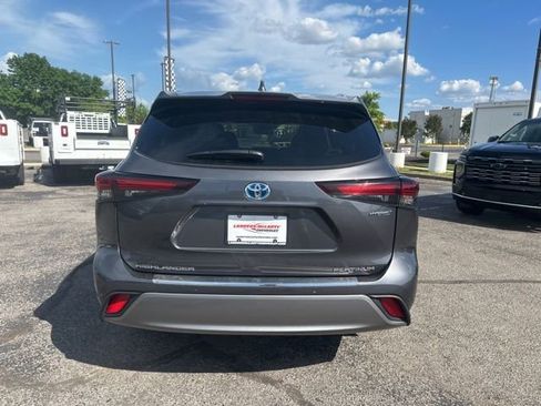 Used 2024 Toyota Highlander Platinum FWD image 4