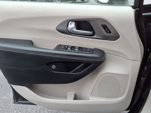 Used 2023 Chrysler Pacifica Touring-L FWD image 22