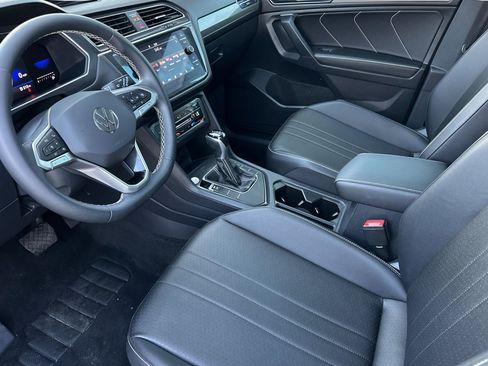 Used 2022 Volkswagen Tiguan SE w/ Panoramic Sunroof Package image 10