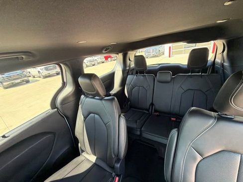 New 2027 Chrysler Pacifica Select FWD image 23