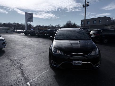 Used 2019 Chrysler Pacifica Touring-L w/ Premium Audio Group image 2