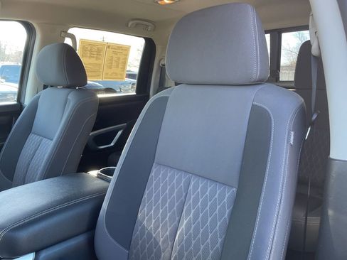 Used 2024 Nissan Titan SV w/ SV Convenience Package image 7