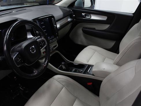 Used 2019 Volvo XC40 T5 Momentum image 6