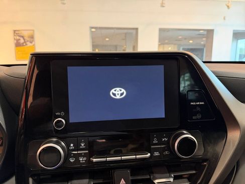 Used 2025 Toyota Highlander LE FWD image 16