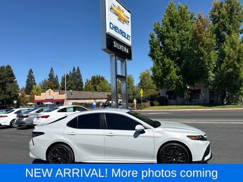 Used 2023 Toyota Camry SE FWD image 1