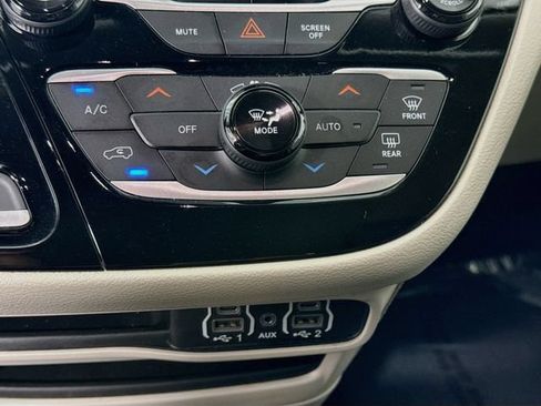 Used 2024 Chrysler Pacifica Touring-L FWD image 15