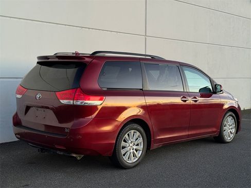 Used 2014 Toyota Sienna XLE image 6