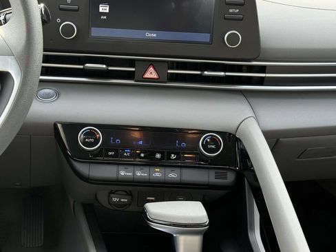 Used 2025 Hyundai Elantra Hybrid FWD image 17