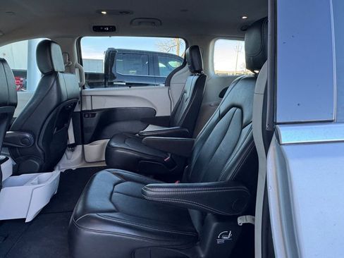 Used 2024 Chrysler Pacifica Touring-L image 23