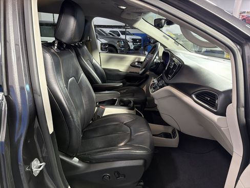 Used 2018 Chrysler Pacifica Touring-L Plus w/ Advanced Safetytec Group FWD image 25