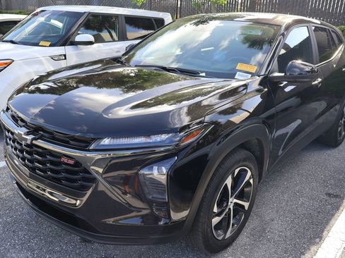 Used 2025 Chevrolet Trax RS w/ Driver Confidence Package FWD image 2