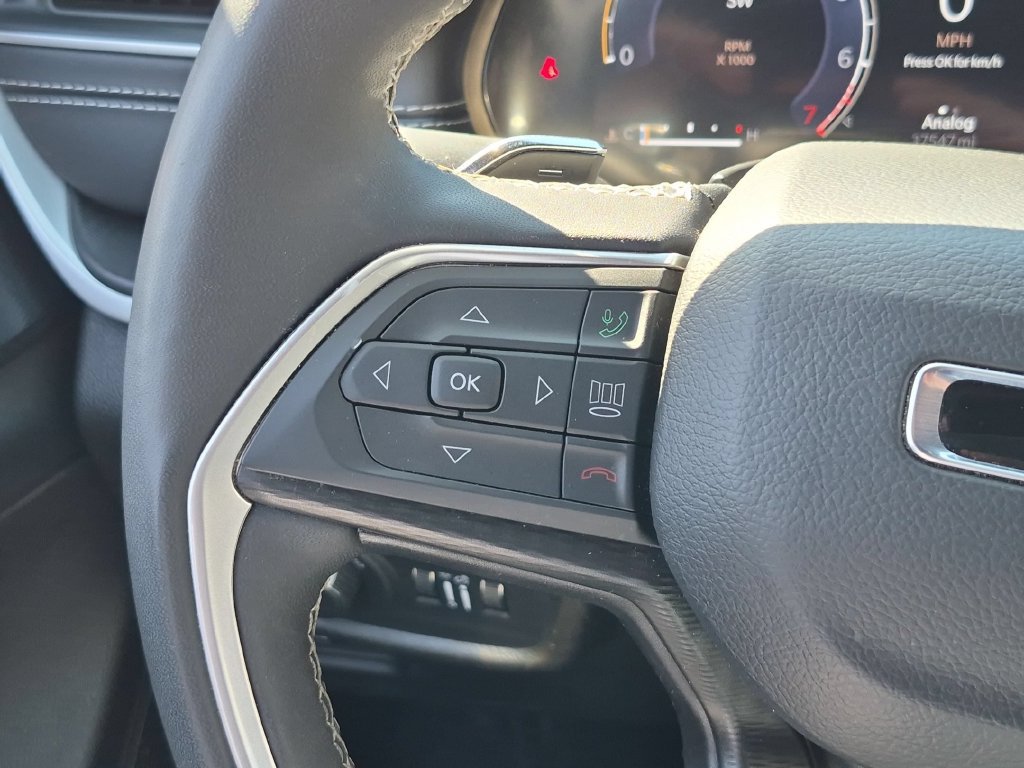 Used 2025 Jeep Grand Cherokee Altitude AWD/4WD image 21