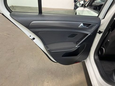 Used 2018 Volkswagen e-Golf SE FWD image 21