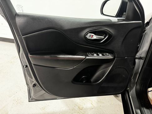 Used 2022 Jeep Cherokee Trailhawk w/ Comfort/Convenience Group AWD/4WD image 15