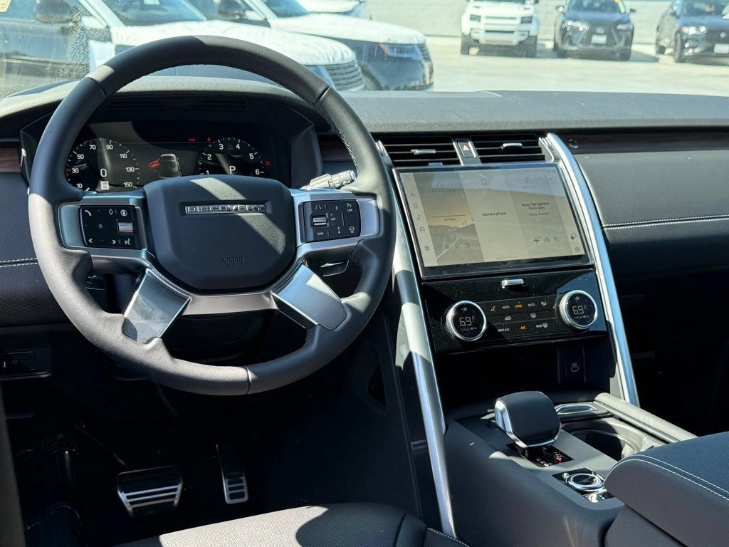 Certified 2025 Land Rover Discovery Metropolitan Edition AWD/4WD image 24