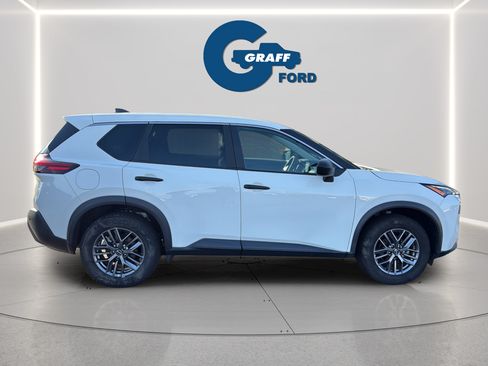 Used 2023 Nissan Rogue S AWD/4WD image 9