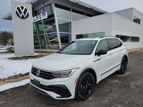 Certified 2022 Volkswagen Tiguan SE R-Line image 1