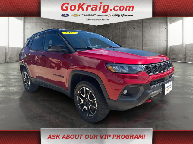 Used 2025 Jeep Compass Trailhawk w/ Trailer Tow Group AWD/4WD image 3