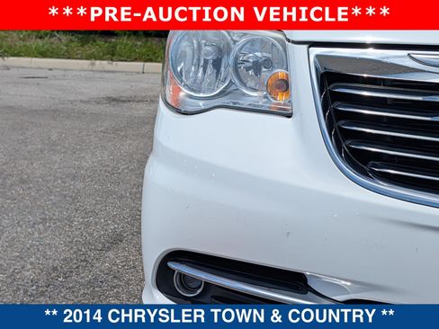 Used 2014 Chrysler Town & Country Touring-L FWD image 10