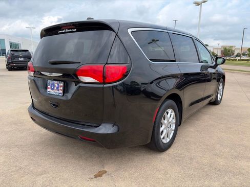 Used 2023 Chrysler Voyager LX FWD image 5