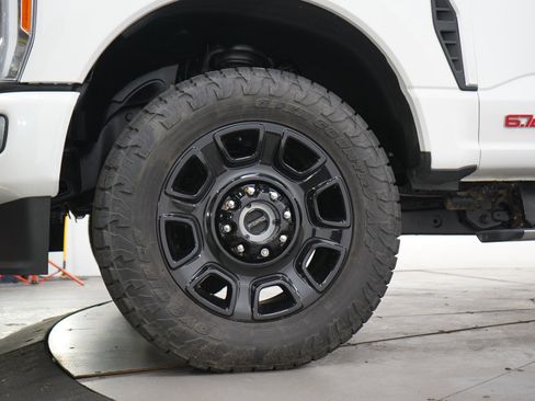 Used 2023 Ford F350 Platinum AWD/4WD image 28