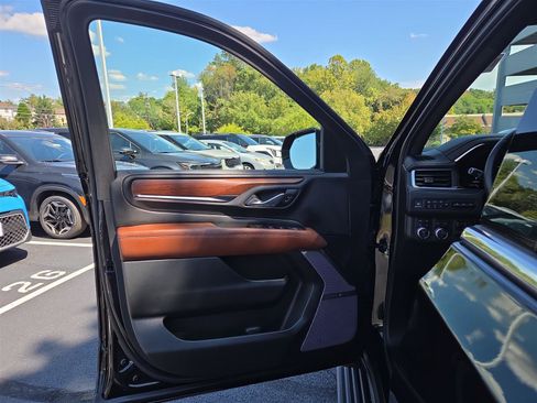 Used 2024 GMC Yukon XL Denali Ultimate AWD/4WD image 11