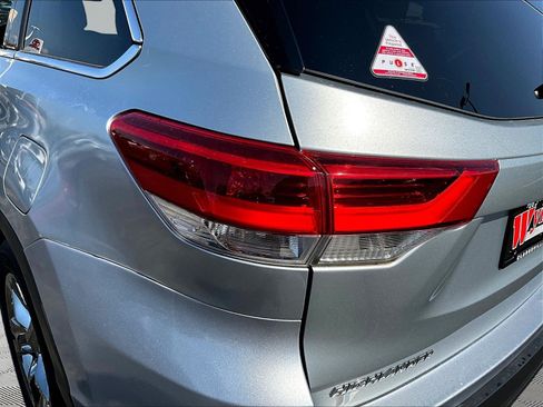 Used 2017 Toyota Highlander Limited Platinum FWD image 23
