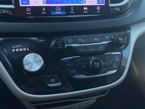 Used 2023 Chrysler Pacifica Touring-L FWD image 16