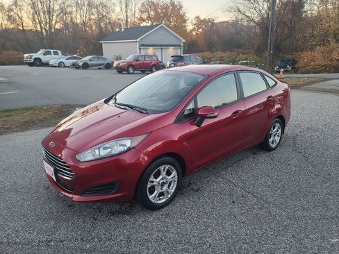 Used 2015 Ford Fiesta SE image 3