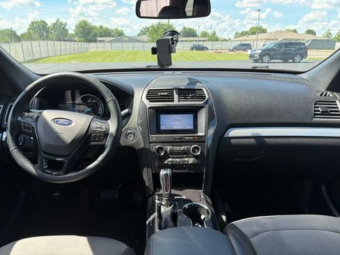 Used 2017 Ford Explorer XLT w/ Equipment Group 202A FWD image 10