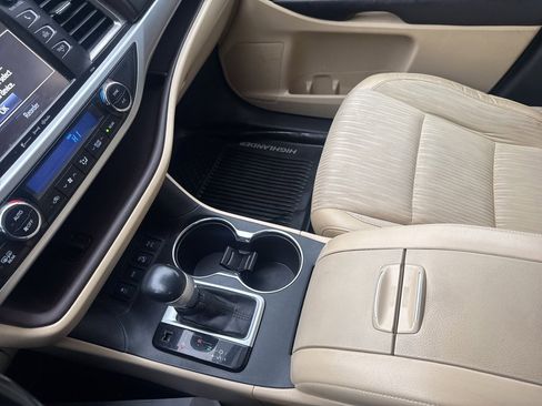 Used 2016 Toyota Highlander LE image 31