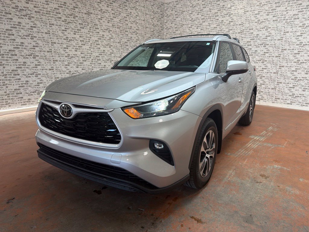 Used 2023 Toyota Highlander XLE FWD image 3