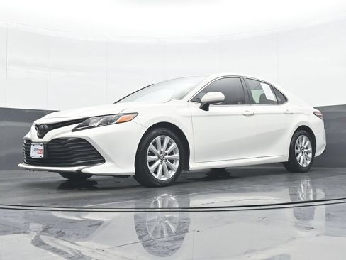 Used 2018 Toyota Camry LE FWD image 27