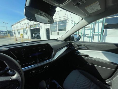 Used 2025 Chevrolet Trax LT image 35