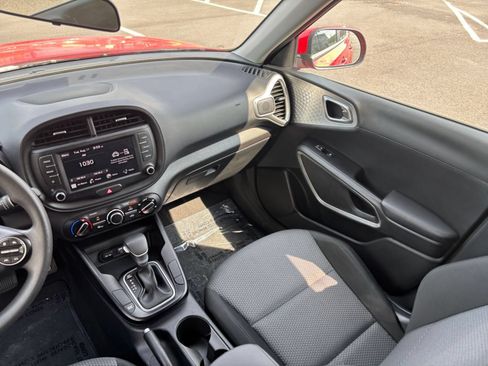 Used 2025 Kia Soul LX w/ LX Technology Package FWD image 30