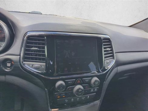 Used 2019 Jeep Grand Cherokee Laredo w/ Laredo X Package image 8