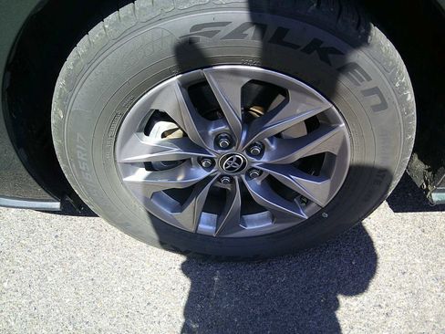 Used 2022 Toyota Sienna XLE FWD image 10