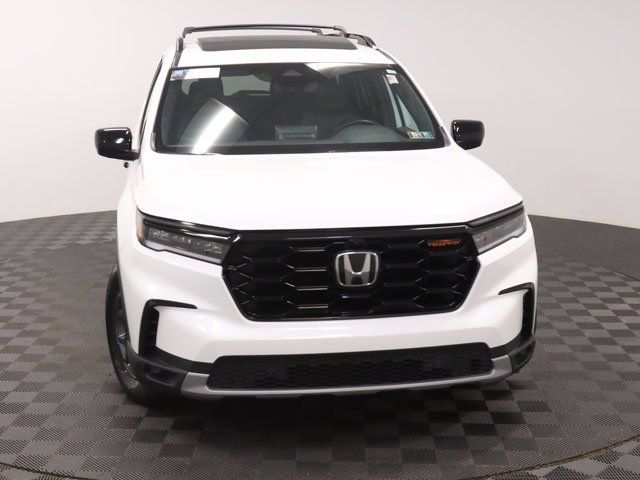 Certified 2025 Honda Pilot TrailSport image 3