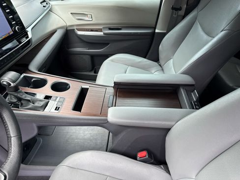 Used 2024 Toyota Sienna XLE w/ XLE Plus Package FWD image 20