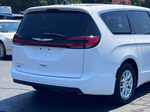 Used 2025 Chrysler Pacifica Select FWD image 40