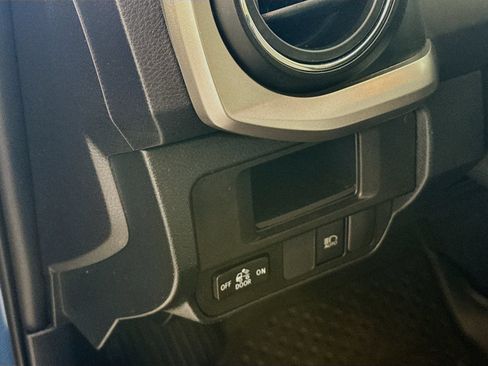 Used 2019 Toyota Tacoma SR5 AWD/4WD image 8