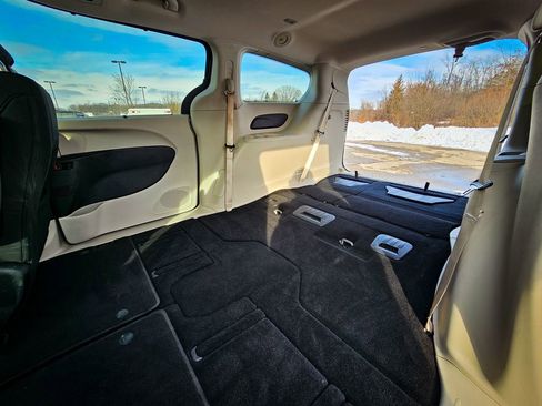 Used 2018 Chrysler Pacifica Touring Plus image 35