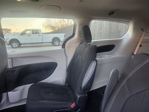 Used 2022 Chrysler Voyager LX image 7