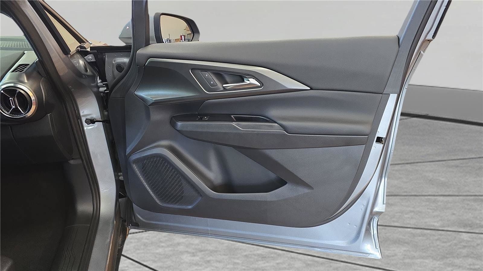 Used 2026 Chevrolet Equinox EV LT FWD image 15