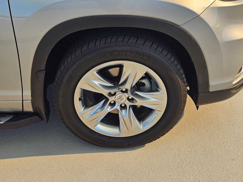 Used 2015 Toyota Highlander Limited w/ Driver Technology Package FWD image 9