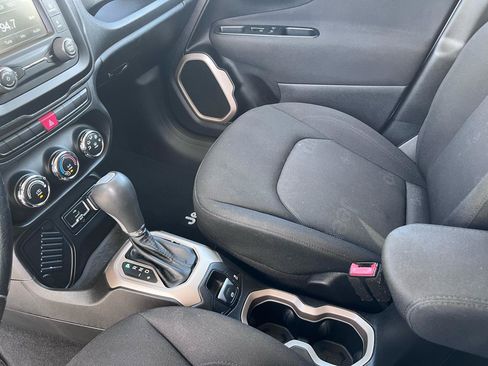 Used 2015 Jeep Renegade Latitude FWD image 33